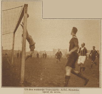 871581 Afbeelding van een spelmoment uit de voetbalwedstrijd Voorwaarts (Utrecht) tegen A.S.C. (Oegstgeest), die in een ...